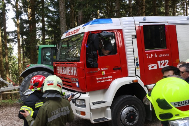 Baum in Hochspannungsleitung: Sechs Feuerwehren bei Waldbrand in Steinbach am Ziehberg im Einsatz