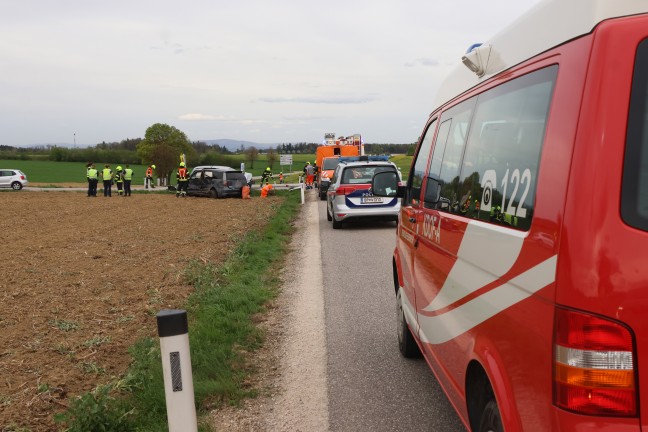Auto bei heftigem Kreuzungscrash in Sipbachzell in angrenzendes Feld geschleudert