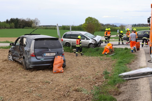 Auto bei heftigem Kreuzungscrash in Sipbachzell in angrenzendes Feld geschleudert