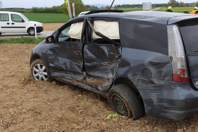 Auto bei heftigem Kreuzungscrash in Sipbachzell in angrenzendes Feld geschleudert