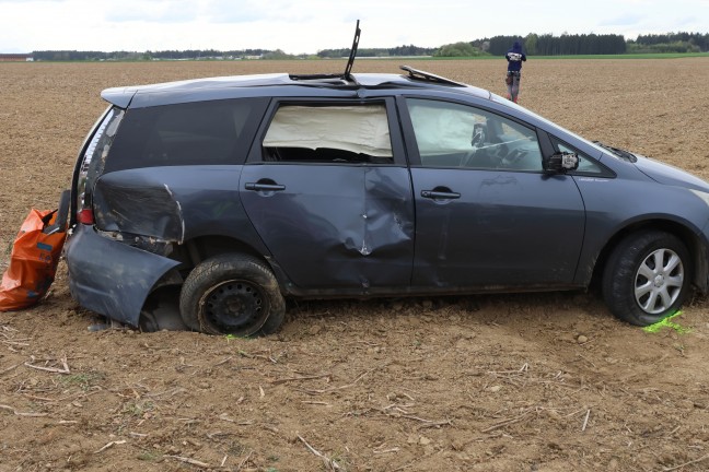 Auto bei heftigem Kreuzungscrash in Sipbachzell in angrenzendes Feld geschleudert