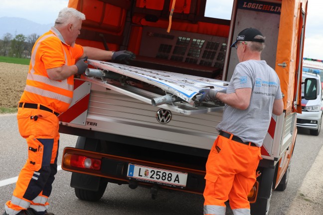 Auto bei heftigem Kreuzungscrash in Sipbachzell in angrenzendes Feld geschleudert