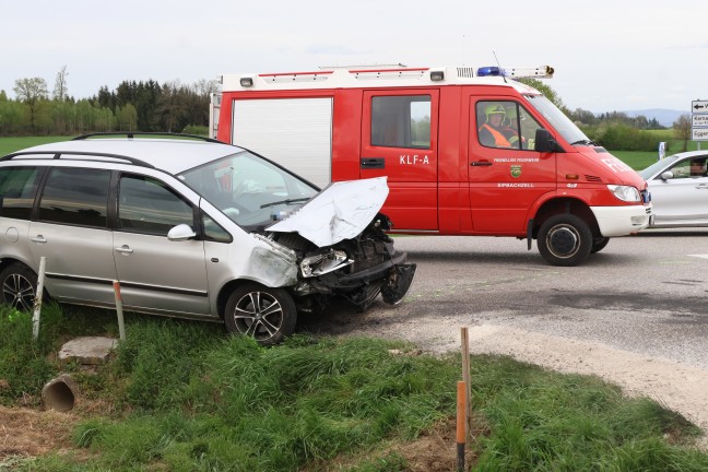 Auto bei heftigem Kreuzungscrash in Sipbachzell in angrenzendes Feld geschleudert