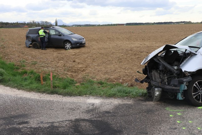 Auto bei heftigem Kreuzungscrash in Sipbachzell in angrenzendes Feld geschleudert