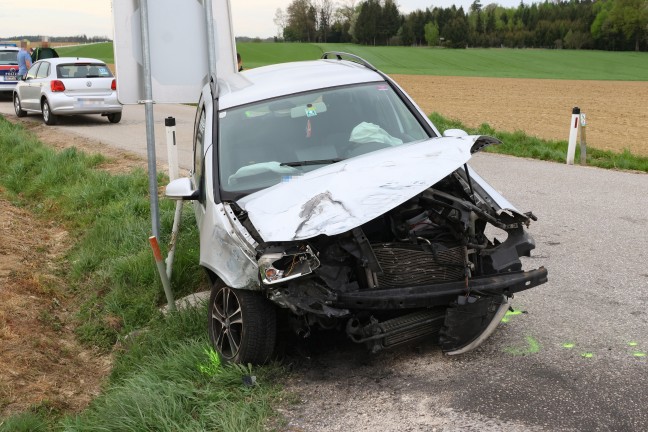 Auto bei heftigem Kreuzungscrash in Sipbachzell in angrenzendes Feld geschleudert