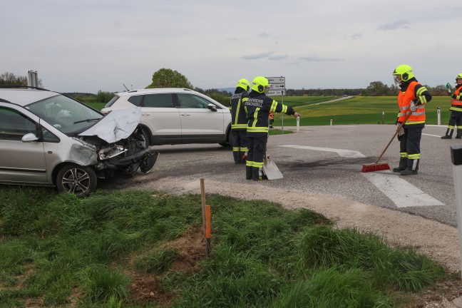 Auto bei heftigem Kreuzungscrash in Sipbachzell in angrenzendes Feld geschleudert