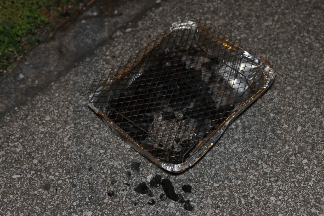 Grillschale stand in Wels-Lichtenegg brennend auf einem Gehsteig neben Kreisverkehr