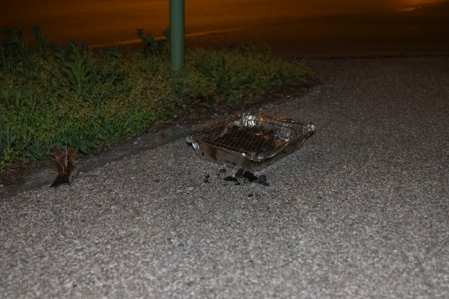 Grillschale stand in Wels-Lichtenegg brennend auf einem Gehsteig neben Kreisverkehr