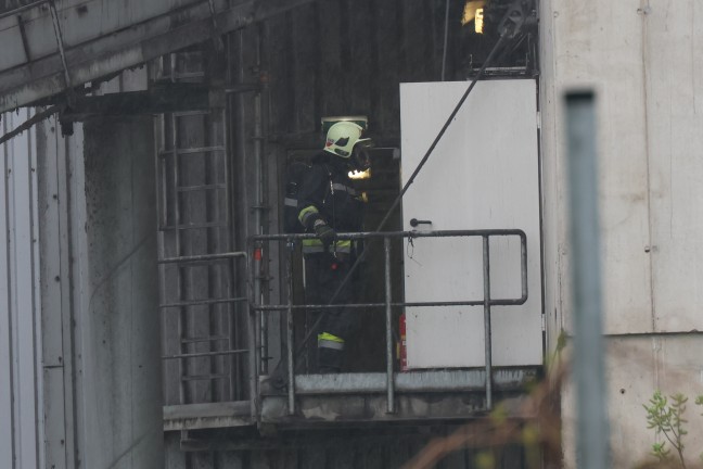 Brand bei einem Abfallverwertungsunternehmen in Wels-Schafwiesen sorgte f�r Einsatz