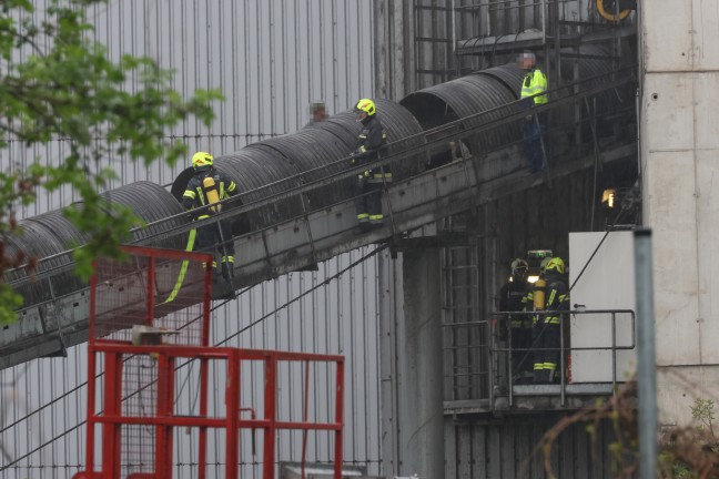Brand bei einem Abfallverwertungsunternehmen in Wels-Schafwiesen sorgte f�r Einsatz