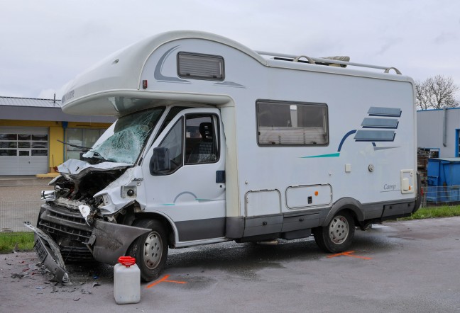 Folgenschwerer Auffahrunfall zwischen Wohnmobil und LKW in Helpfau-Uttendorf fordert vier Verletzte