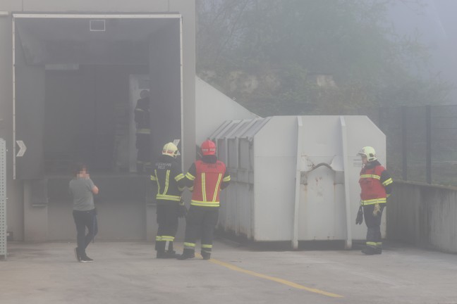 Brand einer Kartonagenpresse bei einer Filiale einer Discounterkette in Wels-Pernau