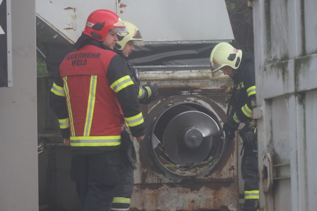 Brand einer Kartonagenpresse bei einer Filiale einer Discounterkette in Wels-Pernau