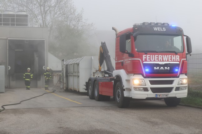 Brand einer Kartonagenpresse bei einer Filiale einer Discounterkette in Wels-Pernau