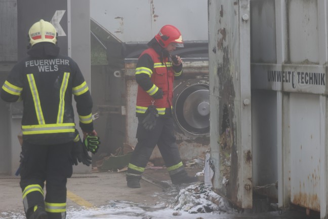 Brand einer Kartonagenpresse bei einer Filiale einer Discounterkette in Wels-Pernau