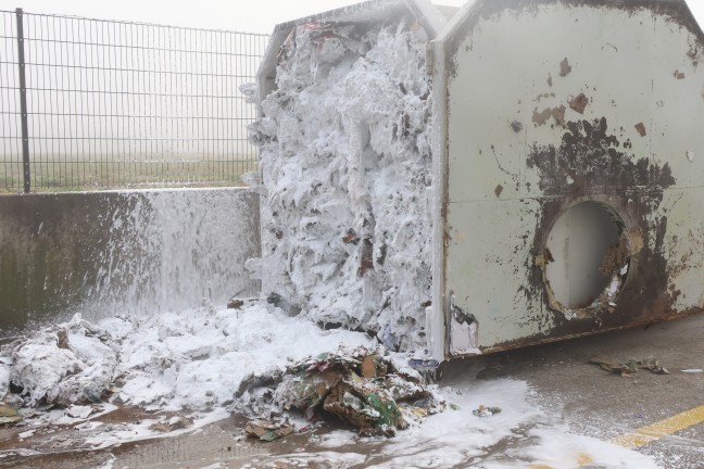 Brand einer Kartonagenpresse bei einer Filiale einer Discounterkette in Wels-Pernau
