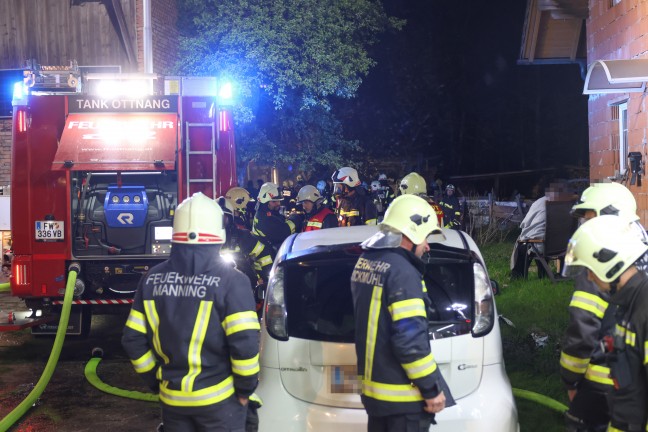 Fnf Feuerwehren bei Brand eines Schuppens in Ottnang am Hausruck im Einsatz