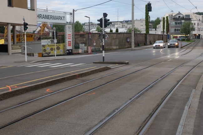 Radfahrerin (69) in Linz-Urfahr von Stra�enbahn erfasst und dabei t�dlich verletzt