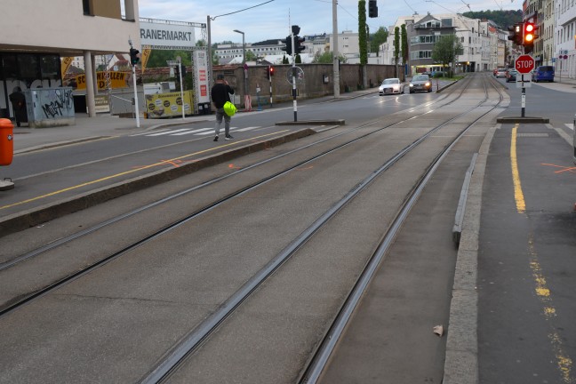 Radfahrerin (69) in Linz-Urfahr von Stra�enbahn erfasst und dabei t�dlich verletzt