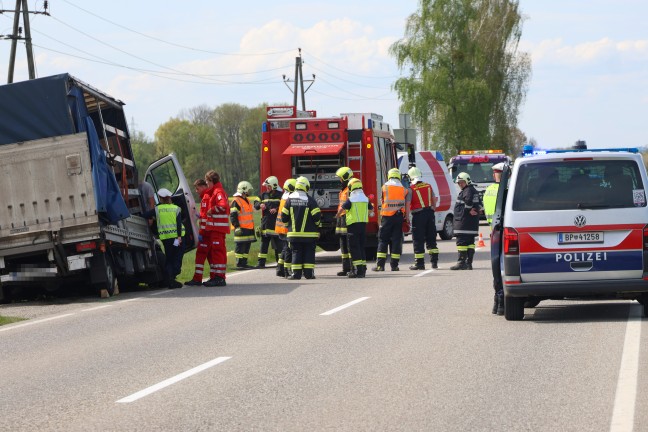 Schwerer Crash zwischen PKW und Klein-LKW auf Rieder Strae bei Hohenzell fordert zwei Verletzte