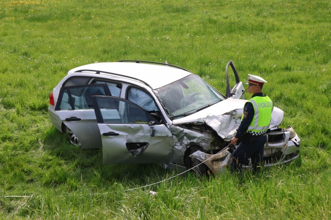 Schwerer Crash zwischen PKW und Klein-LKW auf Rieder Strae bei Hohenzell fordert zwei Verletzte