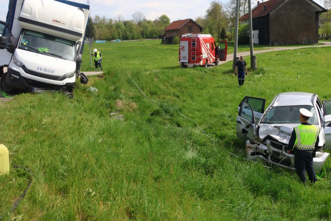 Schwerer Crash zwischen PKW und Klein-LKW auf Rieder Strae bei Hohenzell fordert zwei Verletzte