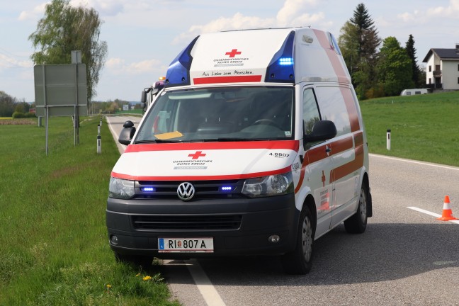 Schwerer Crash zwischen PKW und Klein-LKW auf Rieder Strae bei Hohenzell fordert zwei Verletzte