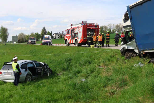 Schwerer Crash zwischen PKW und Klein-LKW auf Rieder Strae bei Hohenzell fordert zwei Verletzte