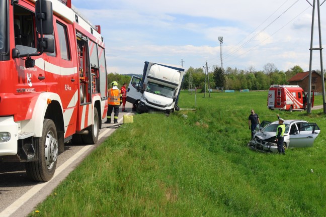 Schwerer Crash zwischen PKW und Klein-LKW auf Rieder Strae bei Hohenzell fordert zwei Verletzte
