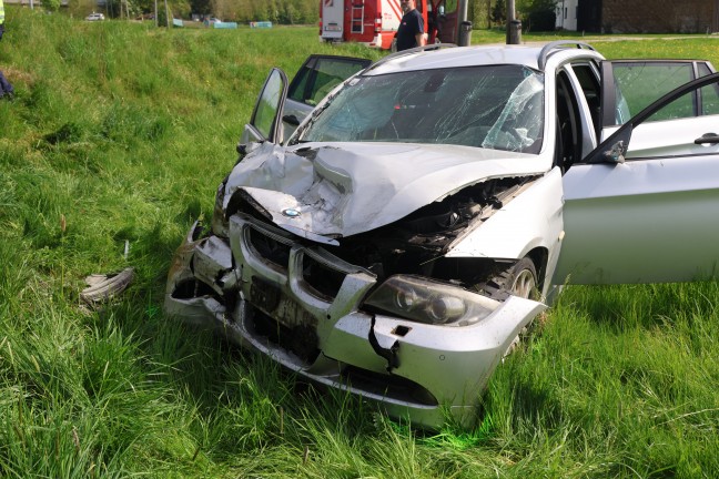 Schwerer Crash zwischen PKW und Klein-LKW auf Rieder Strae bei Hohenzell fordert zwei Verletzte