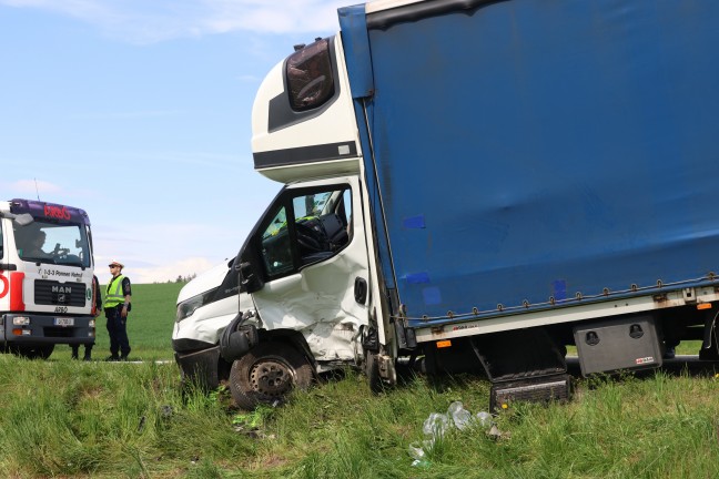 Schwerer Crash zwischen PKW und Klein-LKW auf Rieder Strae bei Hohenzell fordert zwei Verletzte