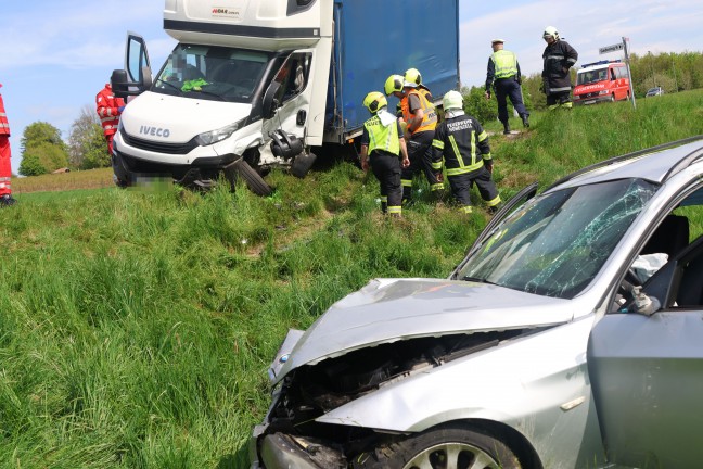 Schwerer Crash zwischen PKW und Klein-LKW auf Rieder Strae bei Hohenzell fordert zwei Verletzte