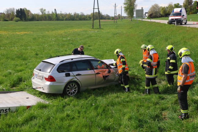 Schwerer Crash zwischen PKW und Klein-LKW auf Rieder Strae bei Hohenzell fordert zwei Verletzte