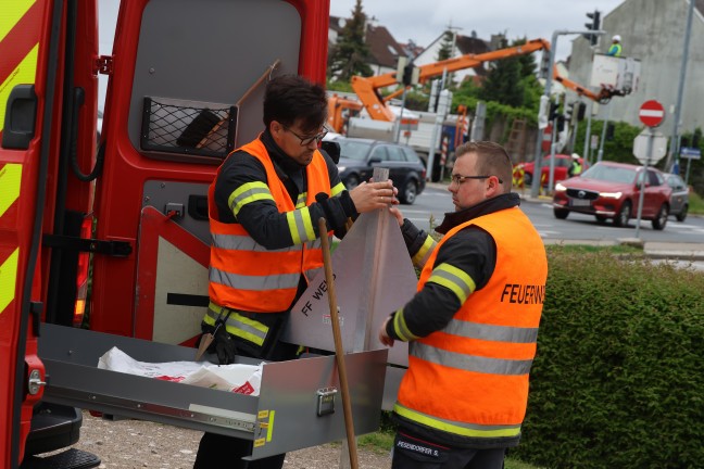 "Mc�lspur mit Extra-Bindemittel": �lspur auf Parkplatz, Tankstelle und im Stra�enbereich in Wels-Pernau