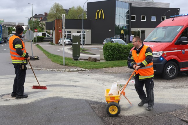 "Mc�lspur mit Extra-Bindemittel": �lspur auf Parkplatz, Tankstelle und im Stra�enbereich in Wels-Pernau