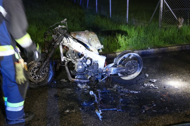 Brand eines abgestellten Motorrades in Wels-Lichtenegg sorgte f�r Einsatz von Feuerwehr und Polizei