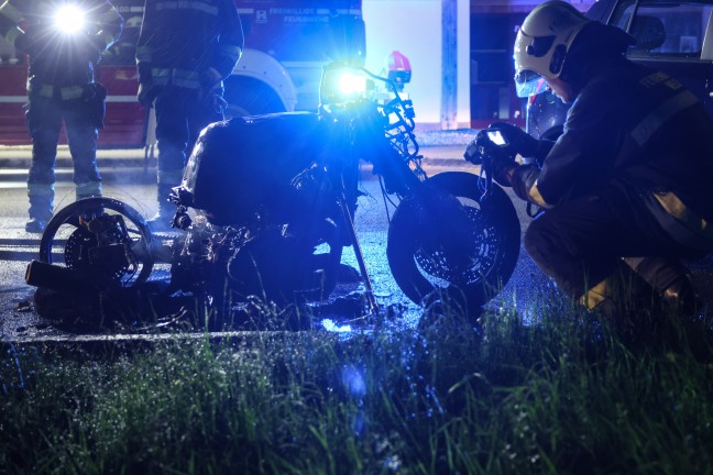 Brand eines abgestellten Motorrades in Wels-Lichtenegg sorgte f�r Einsatz von Feuerwehr und Polizei