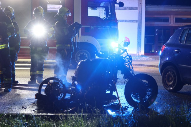 Brand eines abgestellten Motorrades in Wels-Lichtenegg sorgte f�r Einsatz von Feuerwehr und Polizei