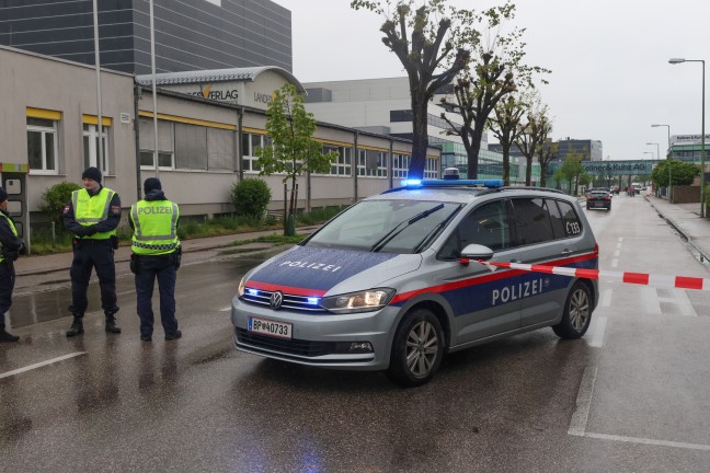 Bankomatsprengung: Gro�einsatz der Polizei nach heftigter Detonation bei Bankfiliale in Wels-Pernau