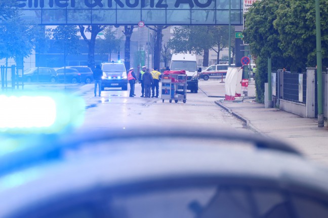 Bankomatsprengung: Gro�einsatz der Polizei nach heftigter Detonation bei Bankfiliale in Wels-Pernau