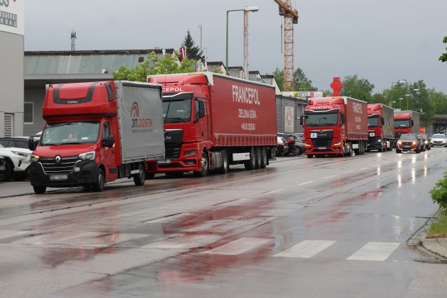 Bankomatsprengung: Gro�einsatz der Polizei nach heftigter Detonation bei Bankfiliale in Wels-Pernau