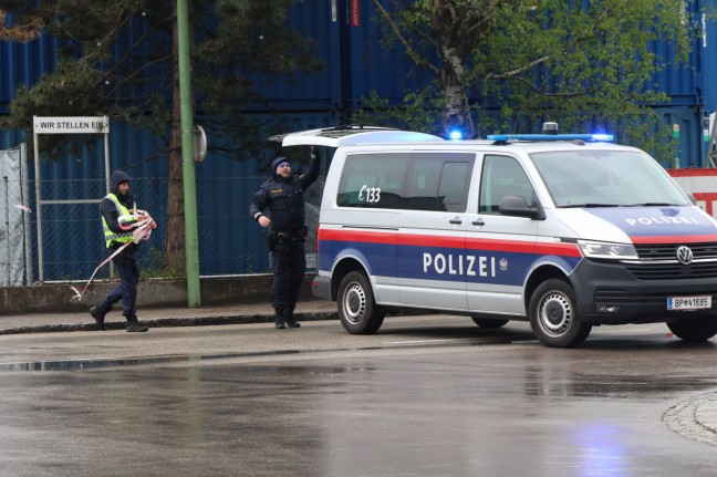Bankomatsprengung: Gro�einsatz der Polizei nach heftigter Detonation bei Bankfiliale in Wels-Pernau