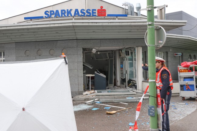 Bankomatsprengung: Gro�einsatz der Polizei nach heftigter Detonation bei Bankfiliale in Wels-Pernau