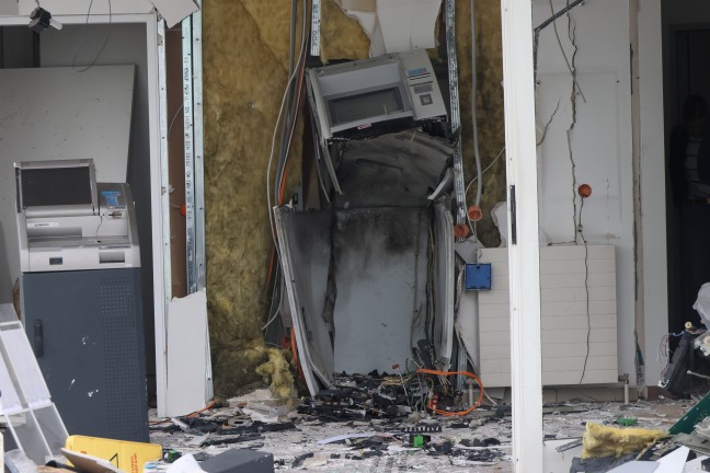 Bankomatsprengung: Gro�einsatz der Polizei nach heftigter Detonation bei Bankfiliale in Wels-Pernau