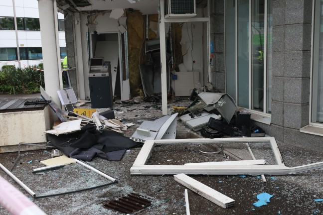 Bankomatsprengung: Gro�einsatz der Polizei nach heftigter Detonation bei Bankfiliale in Wels-Pernau