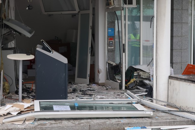 Bankomatsprengung: Gro�einsatz der Polizei nach heftigter Detonation bei Bankfiliale in Wels-Pernau
