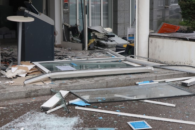 Bankomatsprengung: Gro�einsatz der Polizei nach heftigter Detonation bei Bankfiliale in Wels-Pernau