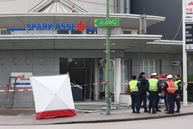 Bankomatsprengung: Gro�einsatz der Polizei nach heftigter Detonation bei Bankfiliale in Wels-Pernau