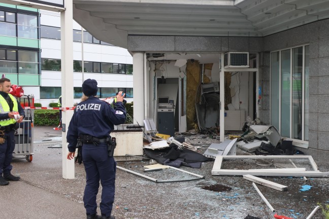 Bankomatsprengung: Gro�einsatz der Polizei nach heftigter Detonation bei Bankfiliale in Wels-Pernau