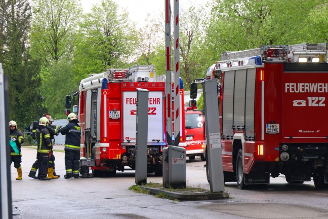 Gefahrstoffeinsatz: Austritt von Batteries�ure aus abgest�rzter "Elektroameise" in Wels-Pernau